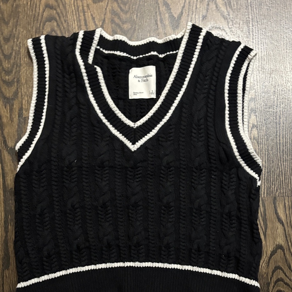 Abercrombie & Fitch Black V-Neck Sweater Vest cropped